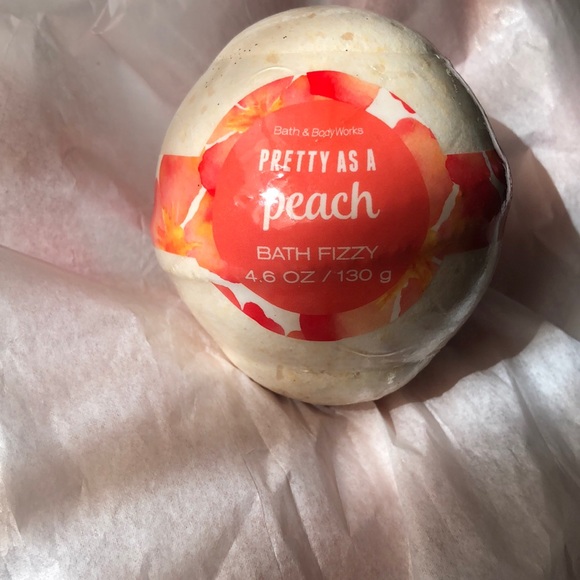 NWT Bath & Body Works Pretty As A Peach Bath Fizzy.  Discontinued item - Picture 1 of 4